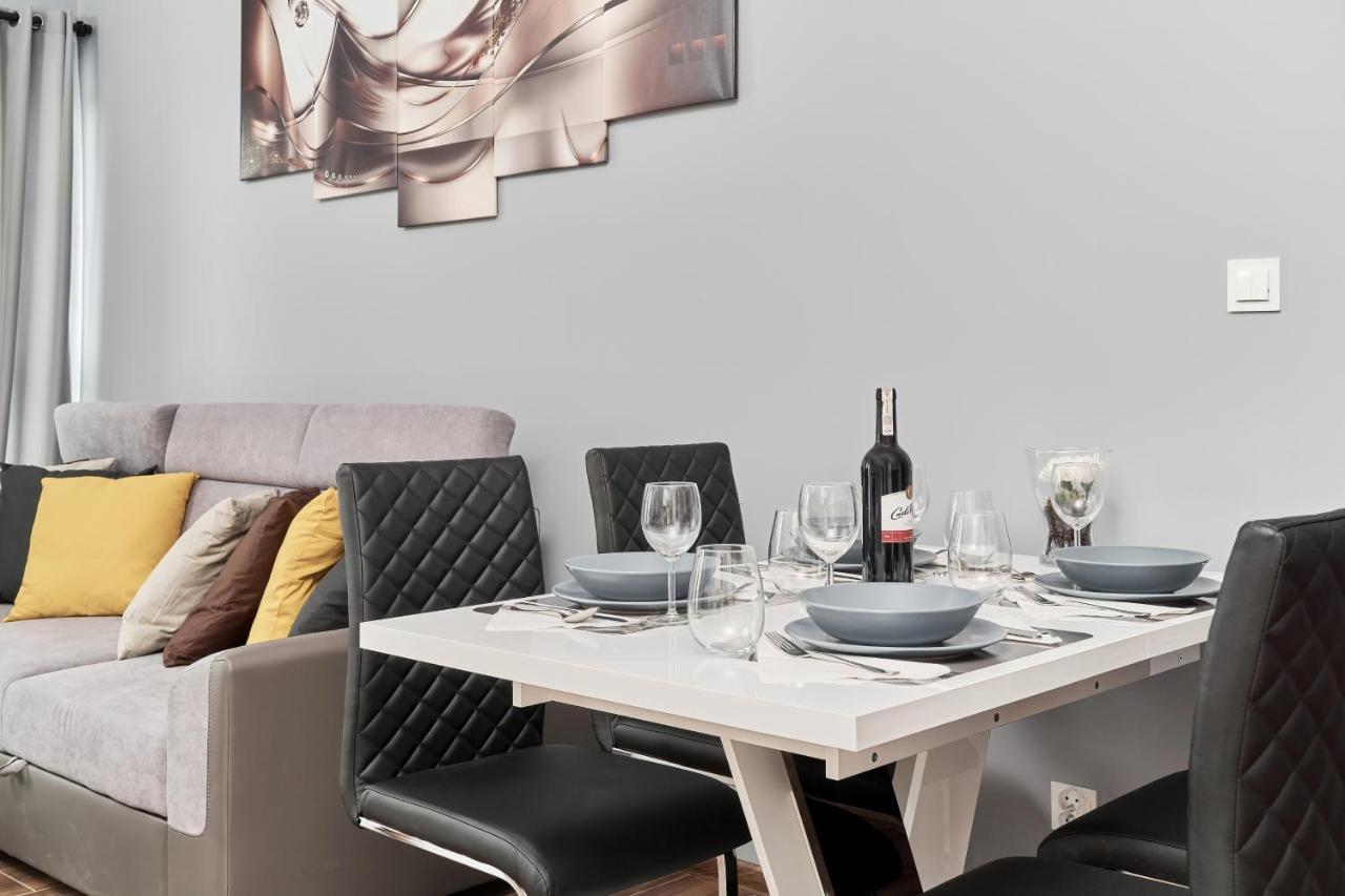 Apartments Wroclaw Jana Pawla II With Free Parking Wroclaw By Noclegi Renters Exterior foto
